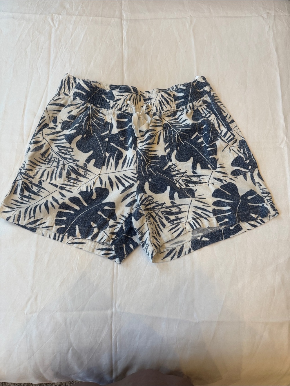 Nautica Navy and Ivory Tropical Leaf Athletic Shorts 55% linen size Medium